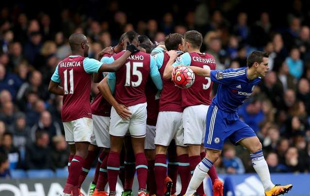 帕尔特伊听证会法院外，有抗议者举横幅批评阿森纳不作为